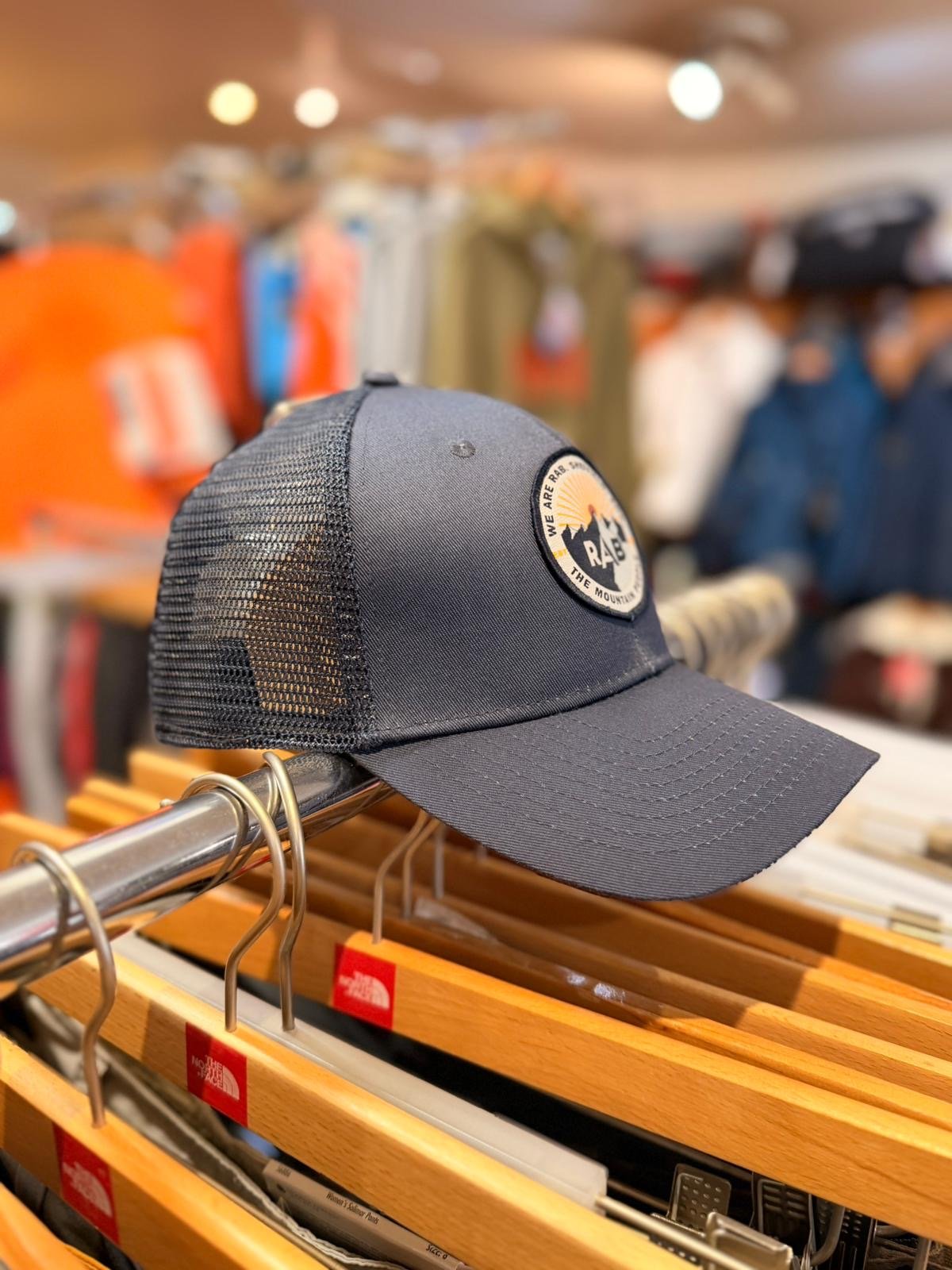 Casquette Rab bleue, vue de profil